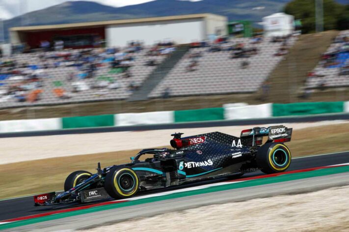 Genial e brilhante, Lewis Hamilton fez uma volta derradeira incrível que o levou à pole 97 da carreira na Fórmula 1. Na esteira de um Q3 dos mais apertados na classificação do GP de Portugal, na tarde deste sábado (24) em Portimão, o hexacampeão provou novamente porque é um dos grandes de todos os tempos. Com uma segunda tentativa de volta com pneus médios, o britânico marcou 1min16s652.