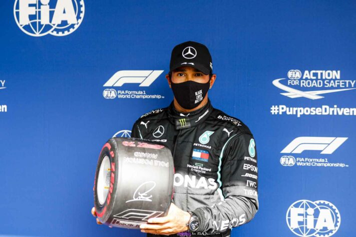 Lewis Hamilton comemorou a pole position com presentinho da Pirelli. Mais um para a coleção