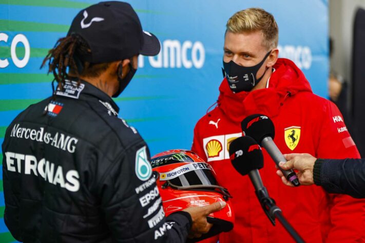 Ao igualar número de vitórias de Michael Schumacher, recebeu um capacete das mãos de Mick, filho do heptacampeão 