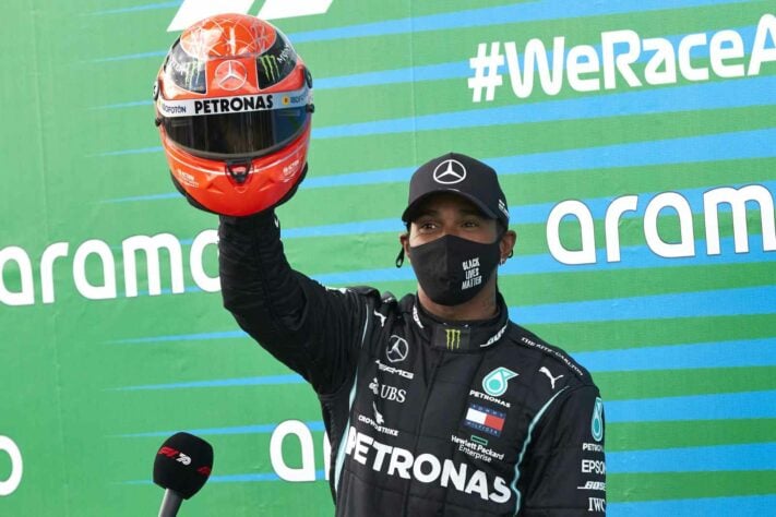 Hamilton exibe o capacete utilizado por Schumacher nos tempos de Mercedes