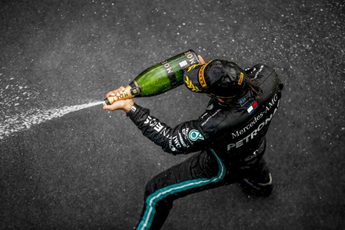 Hamilton comemora a vitória no pódio em Nürburgring