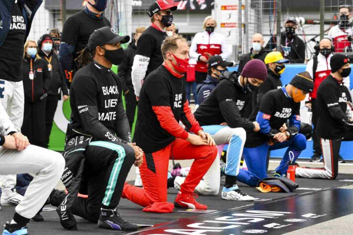 Pilotos mantiveram manifestação contra o racismo antes da corrida 