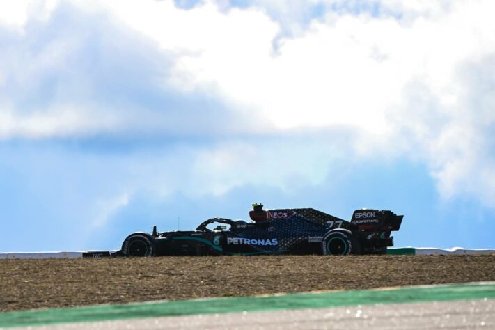 Valtteri Bottas foi o mais rápido nesta sexta-feira em Portugal 