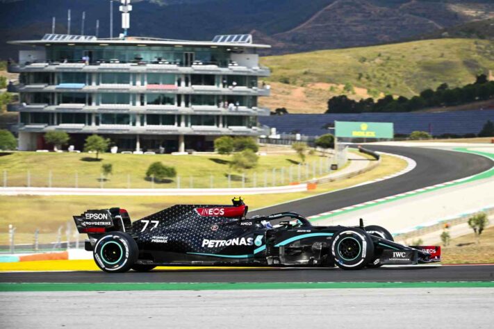 A fantástica jornada de Hamilton foi coroada por um Bottas que, em todo o fim de semana até então vinha dominando os trabalhos em Portugal. O finlandês larga em segundo, com 1min16s754