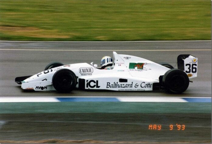 Antes, na Fórmula 3000 de 1993, a MTV estampou o chassi da equipe Omegaland 
