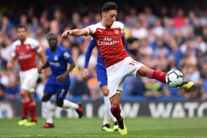 MORNO - Mesut Özil não jogará pelo Arsenal até, pelo menos, janeiro. Fora da lista da Liga Europa, o meio-campista alemão também não foi inscrito por Mikel Arteta para a disputa da Premier League. O clube pretende arrumar um novo time ao alemão.