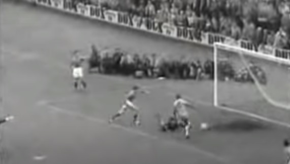 Pela Seleção Brasileira, Pelé marcou seis gols na FRANÇA. Três apenas na semifinal da Copa do Mundo de 1958, primeira conquista canarinha.