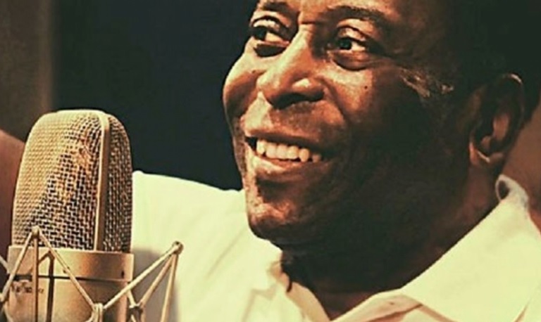 Inspirado por seu repertório afinadíssimo em campo, Pelé também tem sua trajetória marcada por letra e música. Em homenagem ao Rei, que morreu, nesta quinta-feira, 29 de dezembro de 2022, aos 82 anos, em São Paulo, o LANCE! recorda sua vertente musical, que rendeu interpretações interessantes e duetos curiosos: