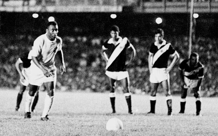 O "Rei" marcou nove gols contra o VASCO, seu clube de coração na infância. O mais relevante em 19 novembro de 1969, na vitória por 2 a 1 do Santos sobre o Cruz-Maltino, pelo Torneio Roberto Gomes Pedrosa. O Maracanã foi palco de seu milésimo gol na carreira. Outro clube contra quem Pelé marcou nove vezes foi o AMÉRICA-MEX.