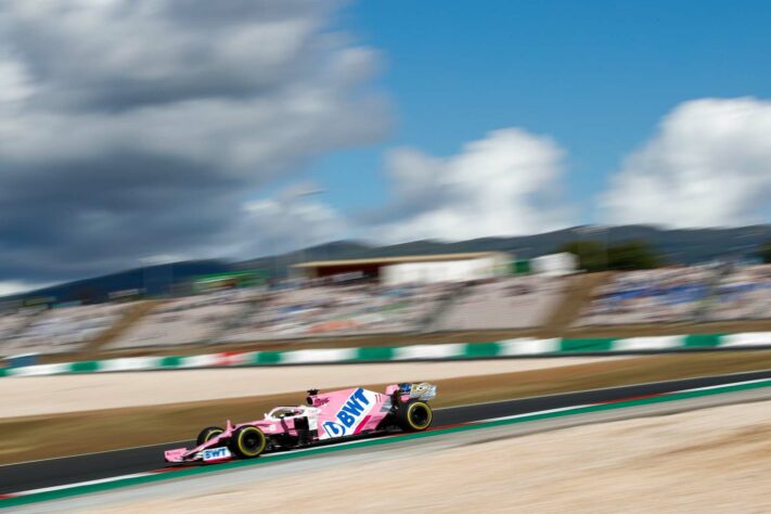 Sergio Pérez acelera no travado circuito português