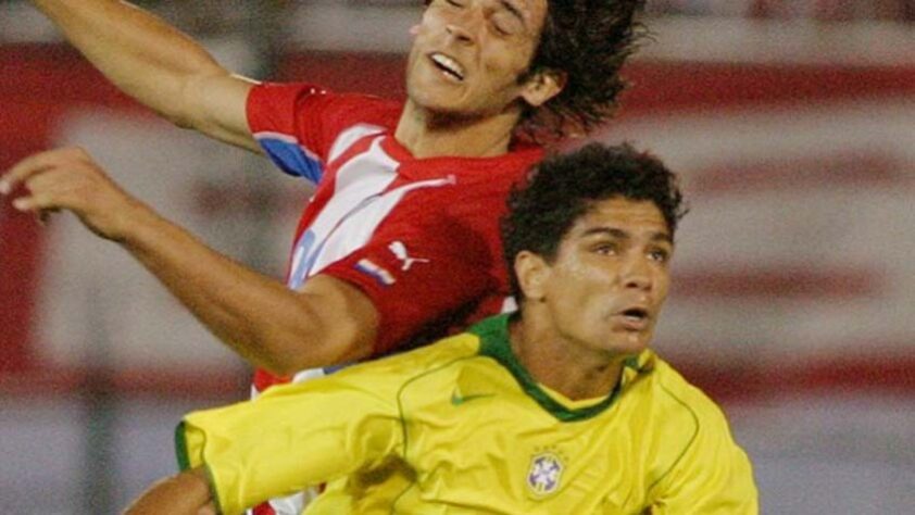 RENATO - O volante jogava no Sevilla em 2004, ano dessa convocação. Ídolo do Santos, Renatinho virou dirigente do clube santista.