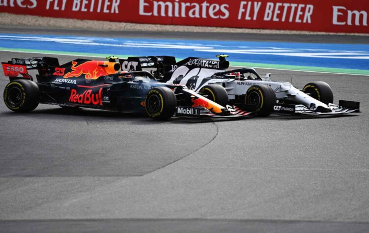 Alexander Albon abandonou o GP do Eifel. Antes, chegou a tocar com Pierre Gasly