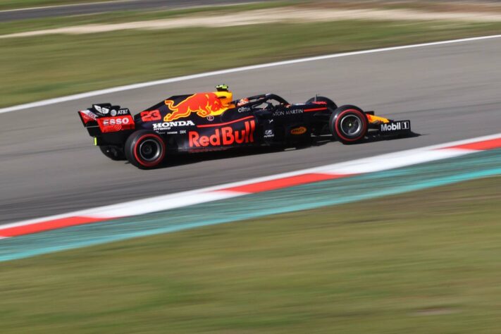 A Red Bull admitiu que pode fazer apenas modificações no carro de 2021, chamando-o de RB16B. Outras equipes no passado fizeram o mesmo, confira algumas (Por Grande Prêmio)