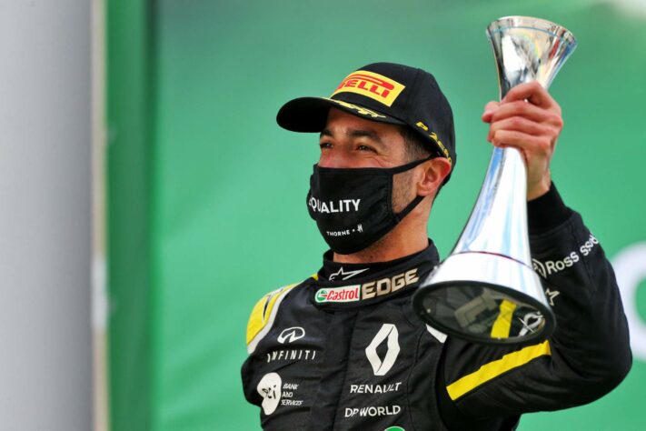 Daniel Ricciardo comemora o primeiro pódio da Renault desde retorno ao grid