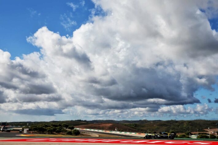 O belo visual de Portimão com a Renault de Daniel Ricciardo acelerando