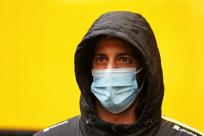 Nem chuva, nem neblina, nem máscara tiraram o sorriso de Daniel Ricciardo 