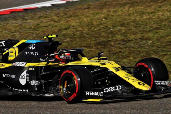 Esteban Ocon larga atrás de Ricciardo, na sétima posição 