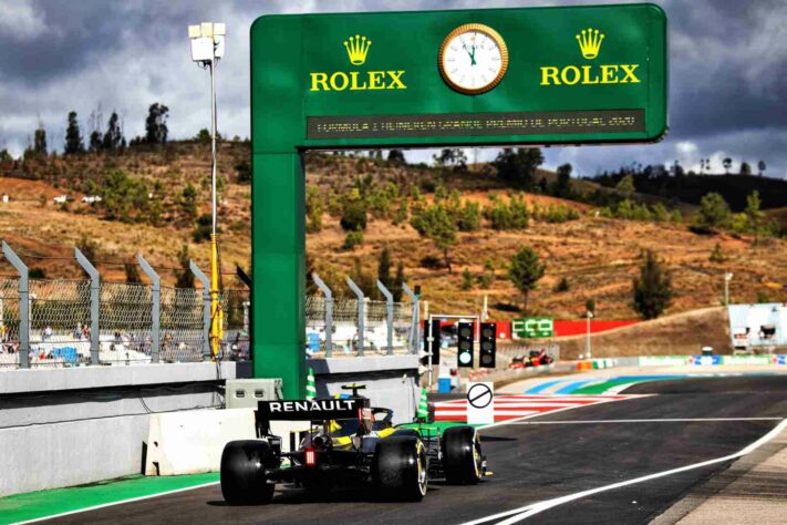Esteban Ocon deixa os boxes no TL1 em Portugal 