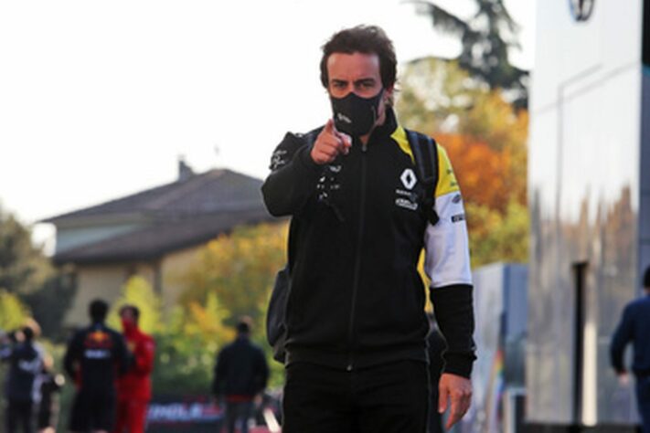 Olhe ele aí! Fernando Alonso compareceu ao paddock de Ímola para acompanhar a corrida com a Renault