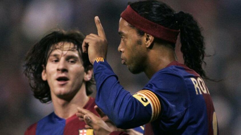 ESQUENTOU - Ídolo do Barcelona, Ronaldinho Gaúcho concedeu uma entrevista ao site italiano Tutto Mercato Web, e afirmou que Lionel Messi tem que ficar e renovar com o clube catalão. Apesar da renovação estar encaminhada, o Barça precisa resolver problemas financeiros, por isso Messi ainda está sem clube.