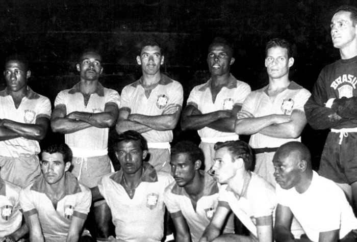 13/04/1957: O Brasil fez a estreia nas Eliminatórias para a Copa de 1958 contra o Peru, em jogo realizado em Lima, e empatou por 1 a 1 com gol de Índio. A seleção canarinho tinha apenas mais um jogo nessa edição contra o mesmo Peru no estádio do Maracanã, vencendo por 1 a 0 e se classificando para a Copa do Mundo na Suécia.