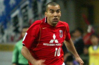 Ídolo do Corinthians, Emerson Sheik atuou no Consadole Sapporo, Kawasaki Frontale e Urawa Reds. Venceu a segunda divisão em 2000, a Copa do Japão em 2004 e a Copa do Imperador em 2005.
