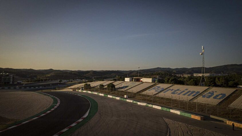 A MotoGP realizou dia de teste coletivo e reconhecimento do traçado de Portimão. Confira as principais imagens