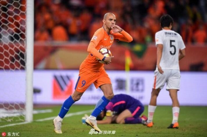 Outro que defendeu o Shandong Luneng, da China, é o atacante Diego Tardelli. Atualmente no Atlético-MG, Tardelli jogou entre 2015 e 2019 na China, fazendo 98 jogos e 51 gols. Também atuou no Al-Gharafa, do Catar, fazendo 29 jogos e 15 gols entre 2012 e 2013.