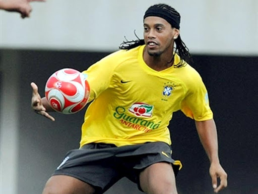 Ronaldinho Gaúcho - Não foi convocado para a Copa de 2010 - Adaptado e atuando no Milan, o craque não foi lembrado por Dunga na convocação da Copa da África do Sul.