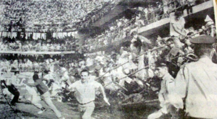 O maior público da Vila Belmiro foi em 20 de setembro de 1964, quando o estádio recebeu 32.986 pessoas para assistir o clássico Santos e Corinthians. Entretanto, com a superlotação, a estrutura de uma parte das arquibancadas do estádio ficou comprometida e desabou aos seis minutos do primeiro tempo, fazendo com que a partida fosse suspensa.