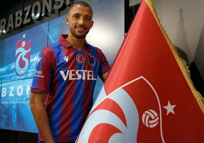 FECHADO - O zagueiro Vitor Hugo foi oficialmente apresentado pelo Trabzonspor na última segunda-feira. Apesar disso, defensor fez sua estreia pelo clube no último sábado contra o Istanbul Basaksehir.