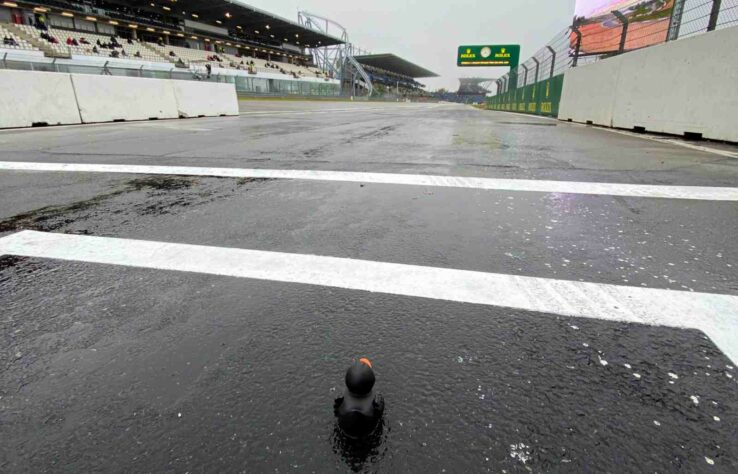 O que era aguardado se confirmou pouco depois. Sem mudanças climáticas ao longo do dia, restou à direção de prova anunciar que, assim como aconteceu pela manhã, os carros não iriam para a pista também no período da tarde