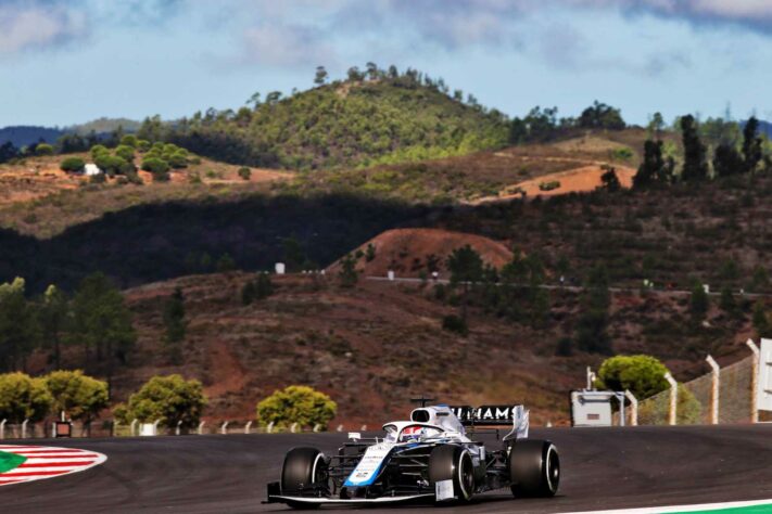 George Russell, leão de treino, pôs a Williams em 14º com 1min17s788