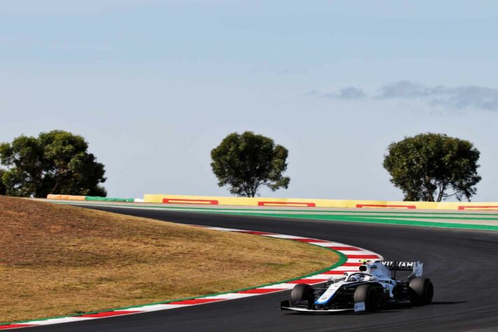 Nicholas Latifi fecha o grid de largada para o GP de Portugal, na última posição 