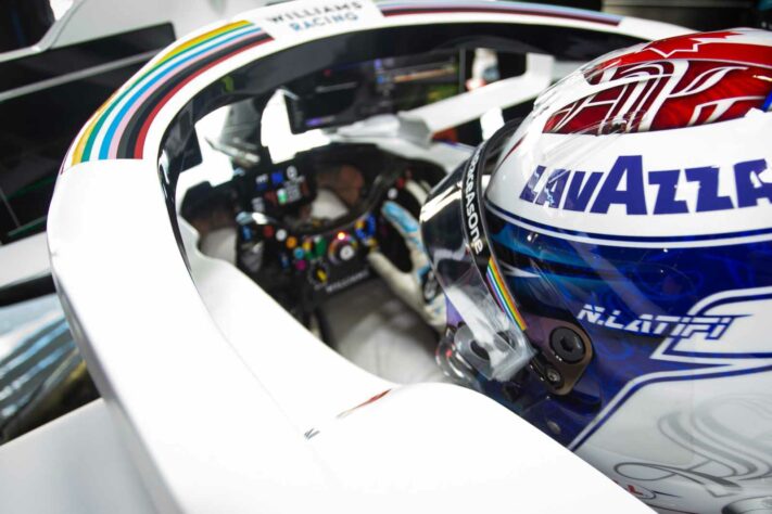 Os detalhes do cockpit da Williams e os muitos botões no volante de Latifi
