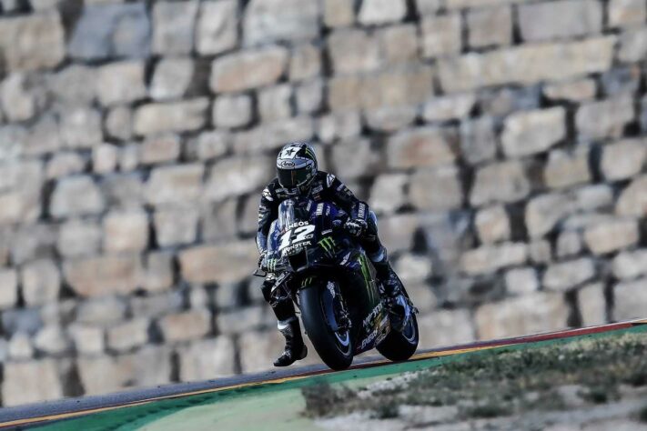 Maverick Viñales larga em quarto