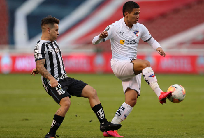 LDU de Quito - Sobe: Trocaram muitos passes e dominaram o jogo, oferecendo muito perigo ao gol de John. / Desce: Faltou concluir melhor as jogadas e em alguns momentos na defesa, os pontas do Santos ficavam muito livres da marcação.