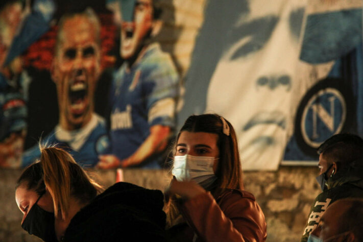 Fãs de Maradona se reuniram no bairro Quartieri Spagnoli, em Nápoles, para homenagear Maradona.