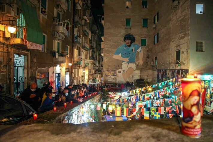 Homenagens a Maradona no bairro Quartieri Spagnoli.