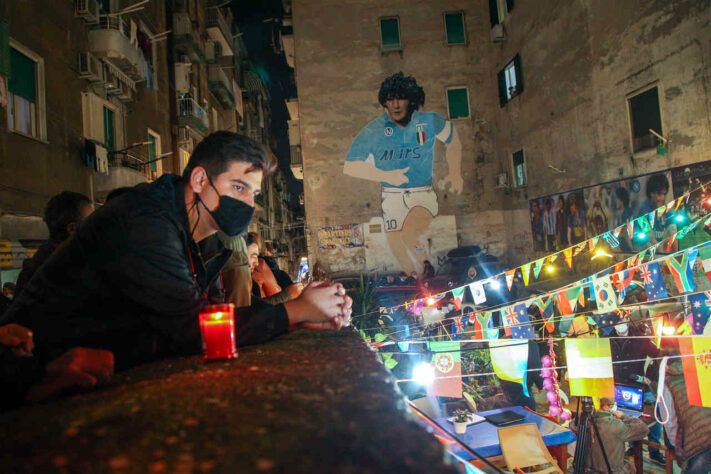 Com mural de Maradona, torcedores lamentaram morte do ídolo.