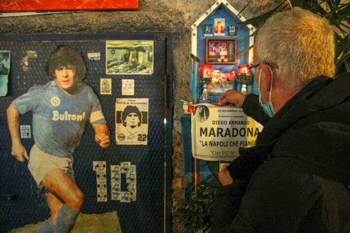 Torcedor faz homenagem a Maradona em santuário: "Nápoles chora".