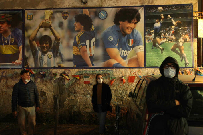 Por toda a cidade de Nápoles se encontram fotos de Maradona.