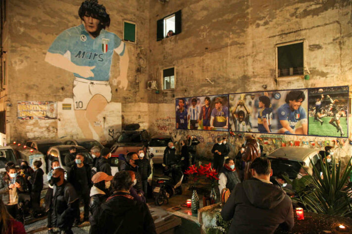 Maradona foi ídolo do Napoli e conquistou quatro títulos pelo clube italiano.