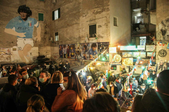 Bairro Quartieri Spagnoli foi tomado por fãs de Maradona.