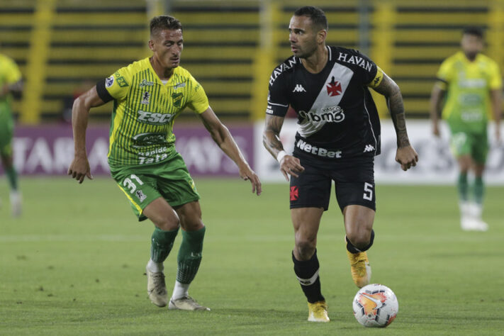 Eliminação em Copas - As duas quedas do Vasco foram duras para a torcida engolir. No mata-mata nacional, o time caiu com um empate, em São Januário, no qual o time atacou pouco o Botafogo. Na Sul-Americana, a equipe perdeu um caminhão de oportunidades.