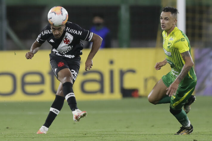 Defensa y Justicia: Sobe: Romero foi o jogador mais perigoso do Defensa no jogo e marcou o gol de empate no segundo tempo. Desce: A defesa da equipe argentina bateu cabeça e errou muito no segundo tempo ,sobretudo o camisa 2: Frías. 