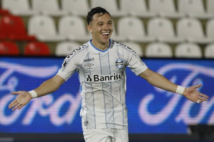 FECHADO - Pepê, ex-atacante do Grêmio e primeiro reforço do Porto para a próxima temporada, chegou em Portugal e já recebeu a camisa de sua nova equipe. Em seu primeiro recado aos torcedores, o brasileiro revelou estar ansioso para conhecer os fãs no Estádio do Dragão. Após viajar do Brasil para Portugal, o atacante deve passar por um período de isolamento social pro 14 dias com o objetivo de minimizar os riscos de transmissão da Covid-19. Com isso, o atleta só deve ser apresentado e dar sua primeira entrevista como atleta do Dragão no próximo mês de julho.