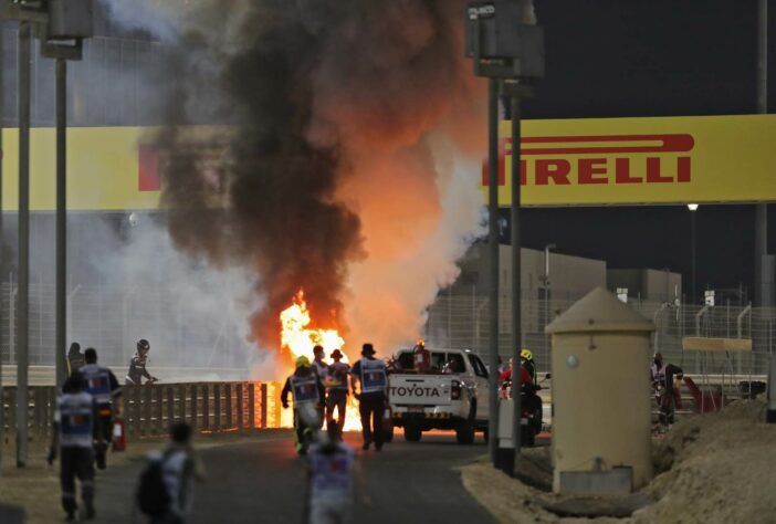 A explosão da Haas de Grosjean no Bahrein.