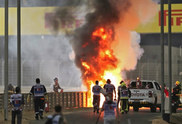 O mundo da F1 tomou um susto com a explosão da Haas de Romain Grosjean no Bahrein. Veja as fotos: (Por GRANDE PRÊMIO)