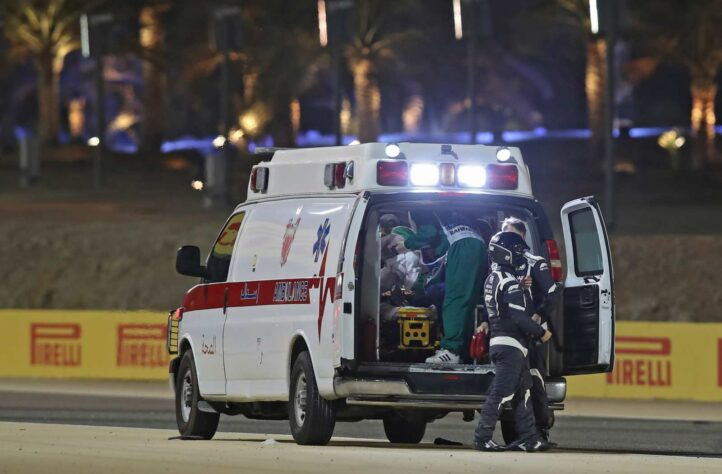 Grosjean foi levado ao centro médico com leves queimaduras e suspeita de fratura na costela. 